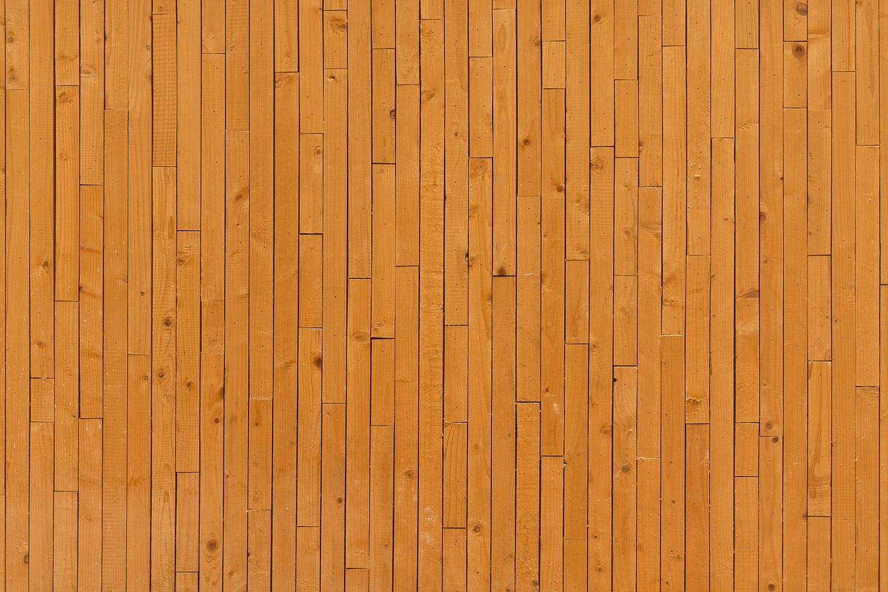 Traditioneel ingerichte eetkamer met een grote houten tafel. Traditioneel ingerichte eetkamer met een grote houten tafel.