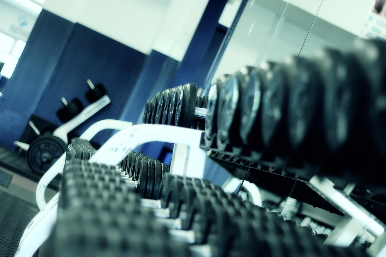 Strakke wandrekken met diverse kleine fitnessaccessoires. Strakke wandrekken met diverse kleine fitnessaccessoires.