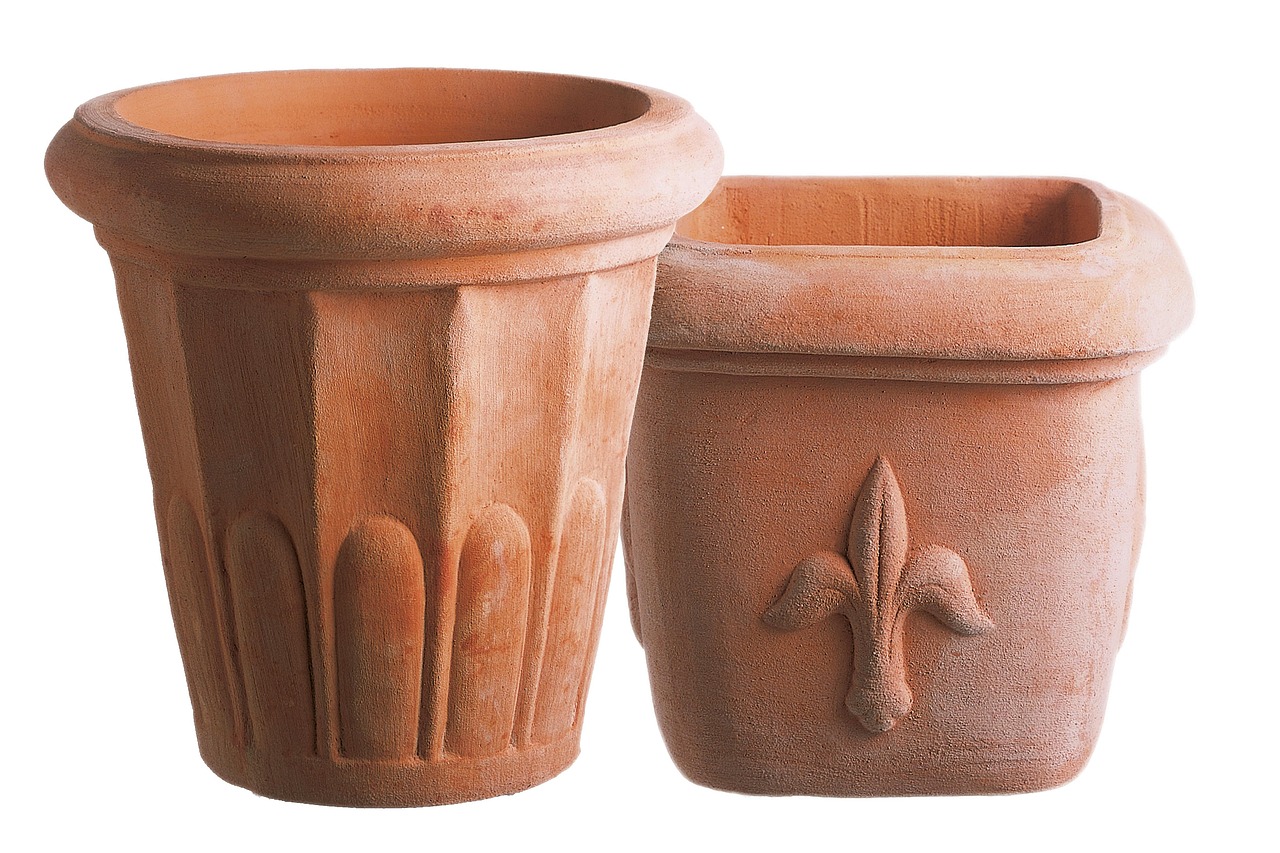 Rustieke terracotta pot op houten tafel. Rustieke terracotta pot op houten tafel.