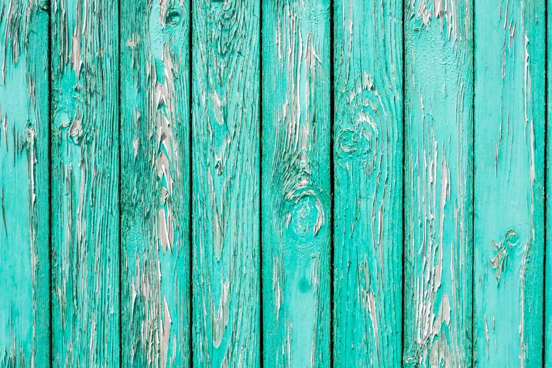 Turquoise kussens op een witte bank. Turquoise kussens op een witte bank.