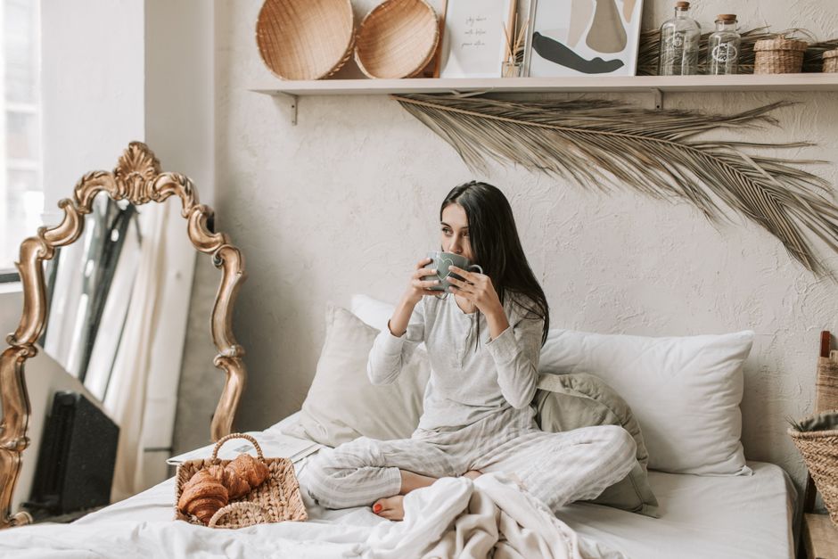 Minimalistische wanddecoraties bevorderen rust in slaapkamer. Minimalistische wanddecoraties bevorderen rust in slaapkamer.
