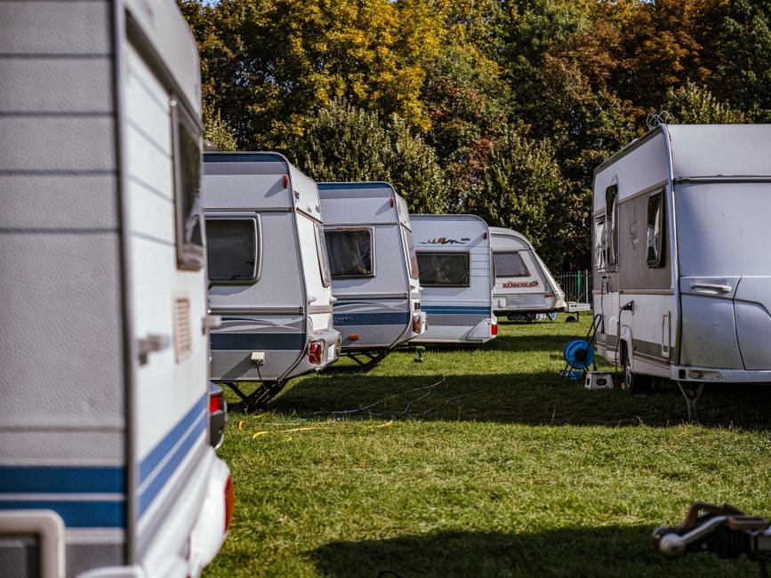 Moderne camper met stijlvolle, op maat gemaakte gordijnen. Moderne camper met stijlvolle, op maat gemaakte gordijnen.