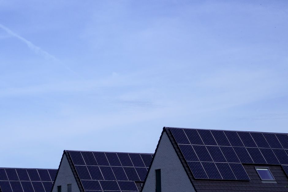 Zwart-witte zonnepanelen op klassiek huis Zwart-witte zonnepanelen op klassiek huis