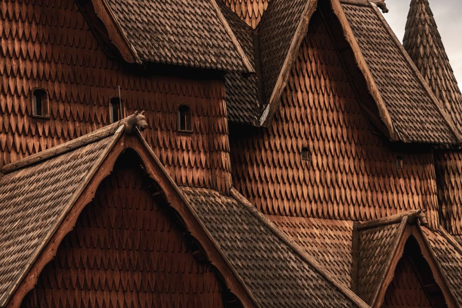 Eenvoudig Scandinavisch interieur met houten accenten.