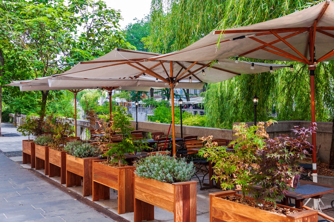 Smart parasols met ingebouwde koeling voor de zomertuin
