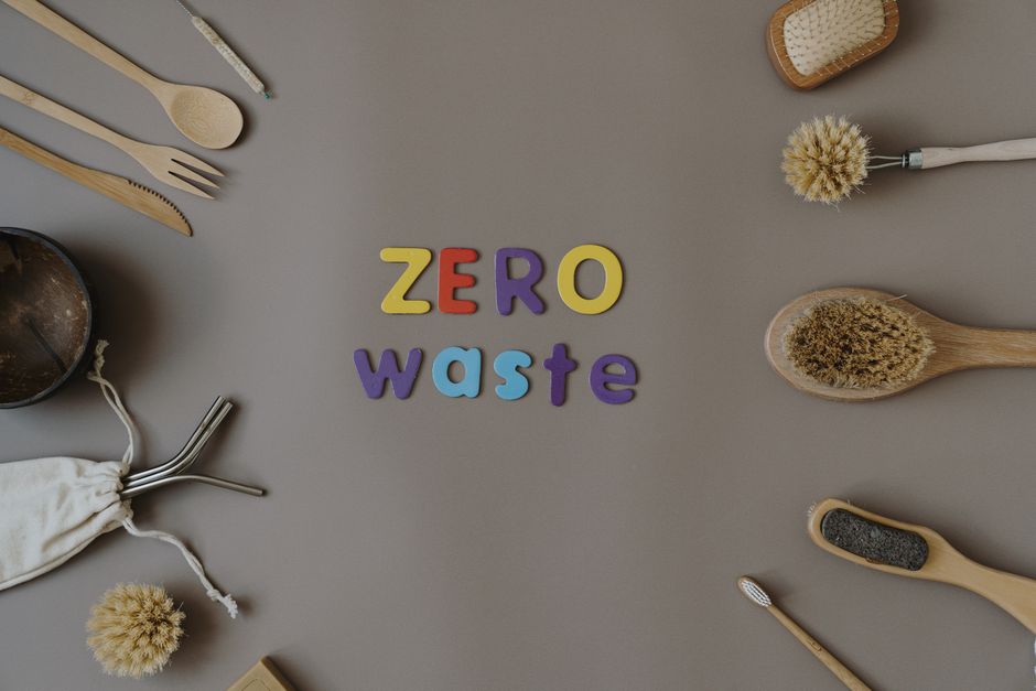 Glazen potten voor zero-waste kruidenopslag.