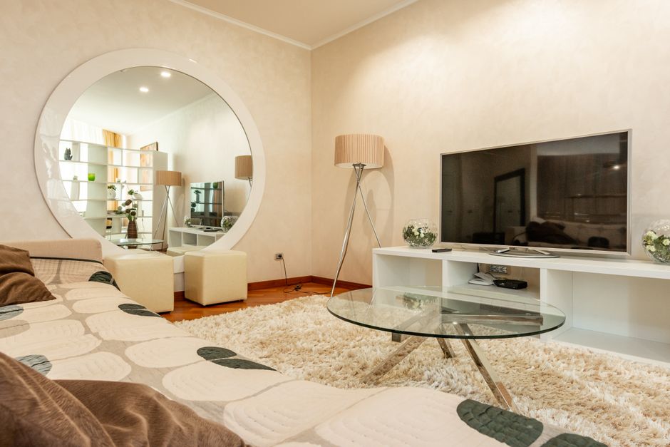 Gezellig interieur met zandkleurig tapijt en kussens. Gezellig interieur met zandkleurig tapijt en kussens.