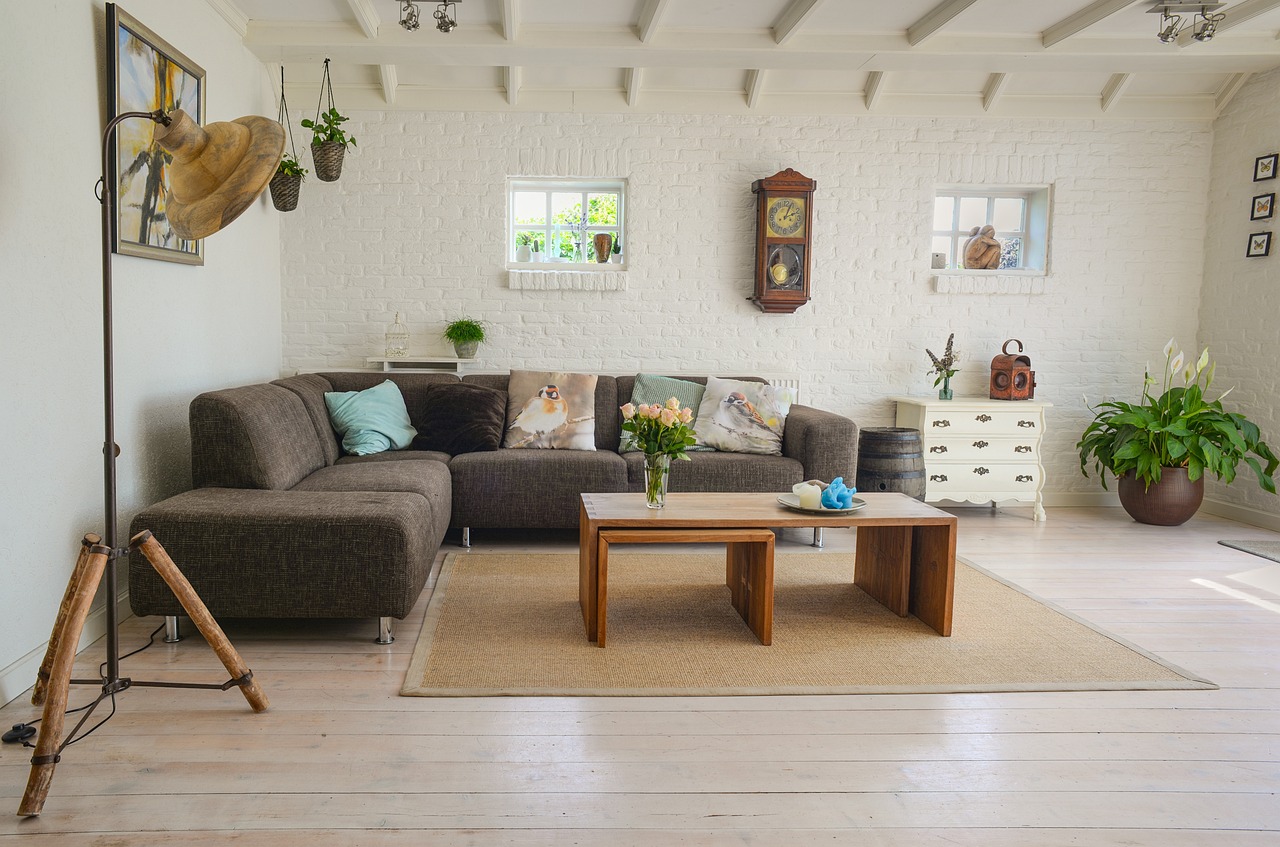 Zilveren vaas met bloemen op houten tafel. Zilveren vaas met bloemen op houten tafel.