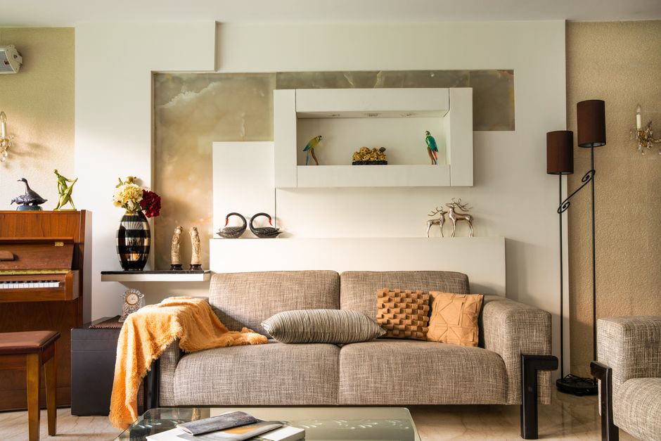 Goude metallic kussens op beige bank. Goude metallic kussens op beige bank.
