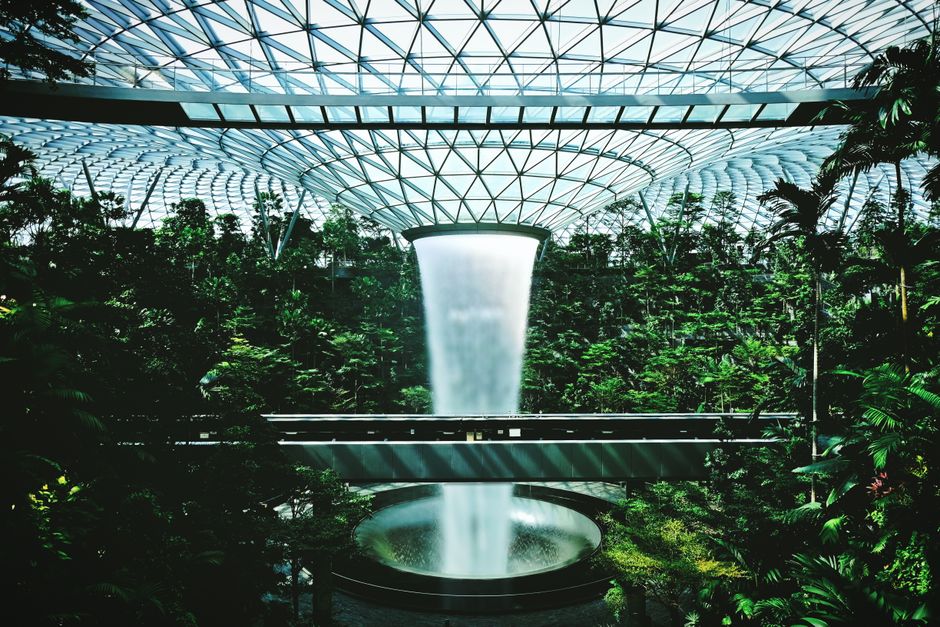 Glazen waterval in moderne tuinomgeving.