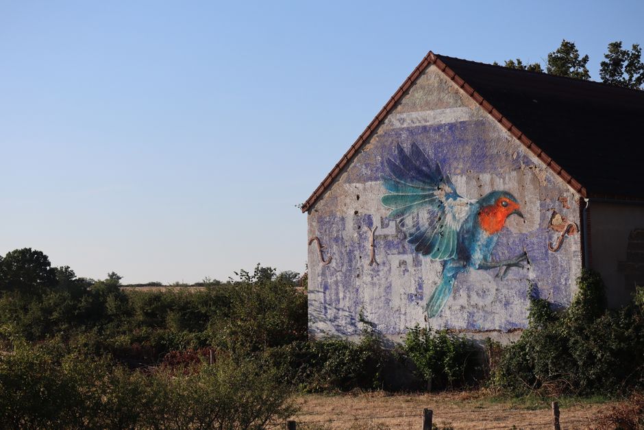 Moderne slaapkamer met rustgevend landschapsfotobehang. Moderne slaapkamer met rustgevend landschapsfotobehang.