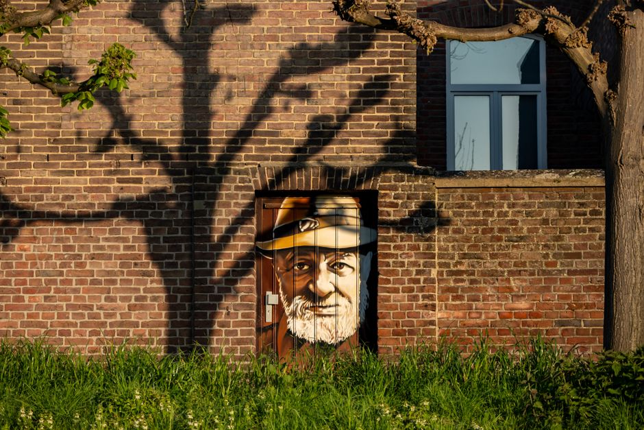 Rustgevend schilderij met serene herfstlandschap.