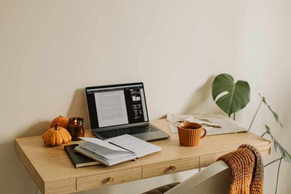 Styling van een minimalistisch en rustgevend kantoor in de herfst