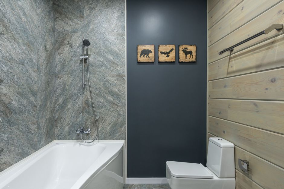 Abstracte vormstickers geven tijdloze stijl aan badkamer